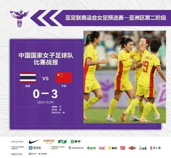 品牌代言人周迅身着经典款斜纹软呢连衣裙现身，大方秀出美腿，尽显成熟气质。
