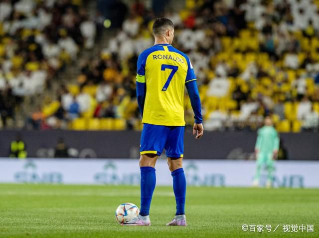 报道称三吉彩花放假也会留在男友的高级寓所，交往至今两人感情顺利，过着半同居生活。