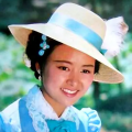 2013年，亨利·卡维尔在扎克·施奈德执导的《超人：钢铁之躯》中首次披上红披风，饰演氪星遗孤克拉克·肯特。