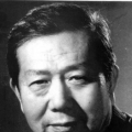 豹纹长裙，半露玉臂，搭配亮钻颈饰，长发挽成优雅发髻，就连口罩都是精心挑选的皮革质地。