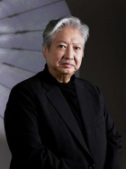 巨石强森秀《黑亚当》训练照 体重超250斤 2020-12-14 12月13日，巨石强森晒出一张自己身着“黑亚当”短袖T恤的训练照，为新片造势。
